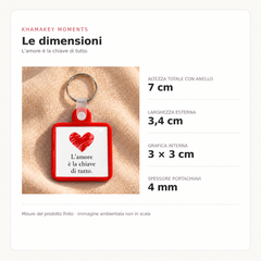 Dimensioni L’amore è la chiave di tutto: 7 cm totali con anello, larghezza 3,4 cm, grafica 3 × 3 cm, spessore 4 mm.