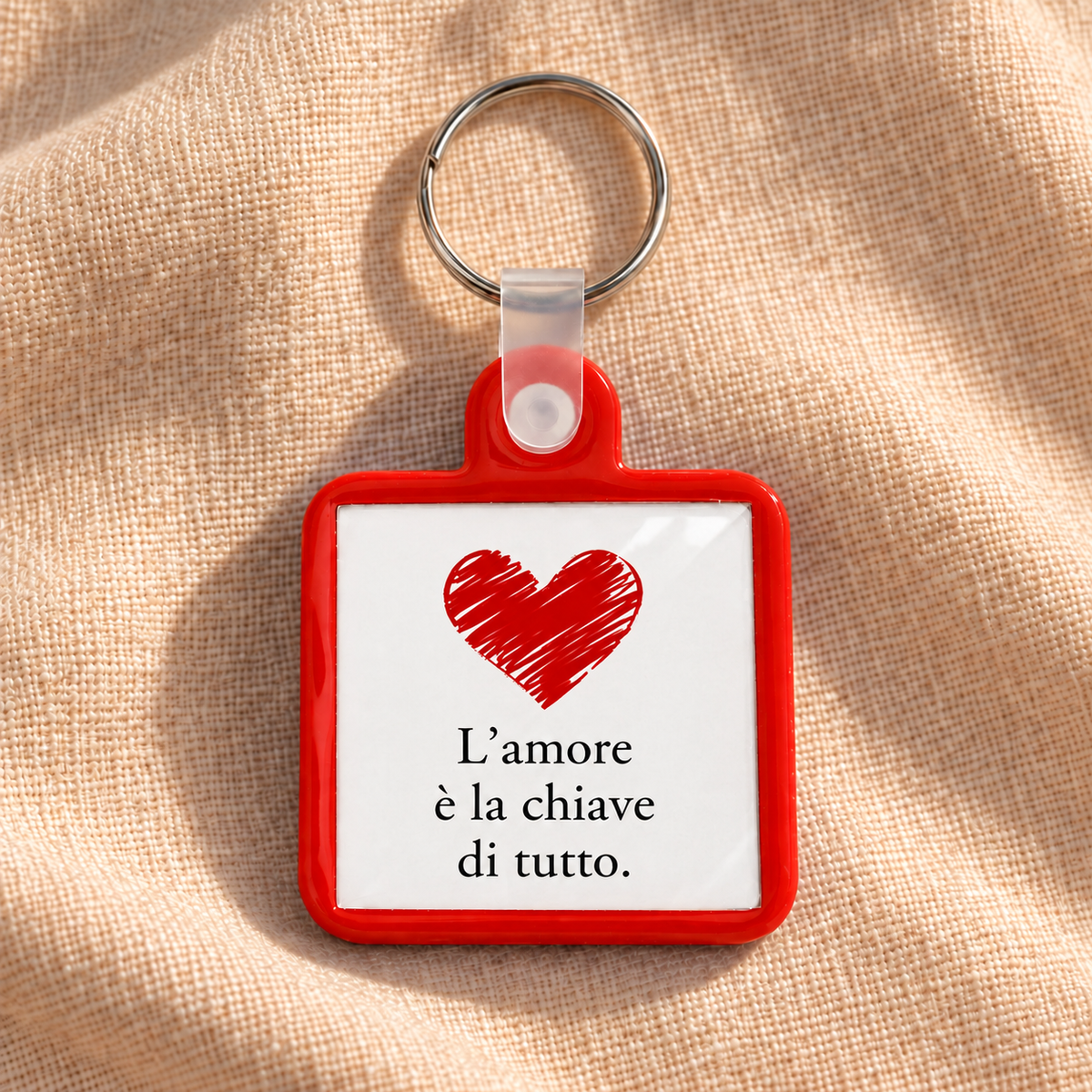 Vista frontale su lino del Moment L’amore è la chiave di tutto, rosso.