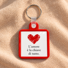 Vista frontale su lino del Moment L’amore è la chiave di tutto, rosso.