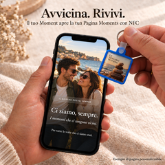 Ci teniamo in piedi: Moment blu vicino allo smartphone con esempio di Pagina Moments personalizzabile per una coppia.