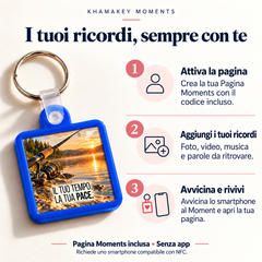 Istruzioni Moment Hobby – “Il tuo tempo, la tua pace”: attiva la Pagina Moments con il codice incluso, aggiungi i tuoi ricordi e apri la pagina avvicinando uno smartphone compatibile con NFC al portachiavi.