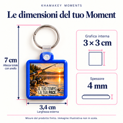 Misure Moment Hobby – “Il tuo tempo, la tua pace”: altezza totale con anello 7 cm, larghezza esterna 3,4 cm, grafica interna 3 × 3 cm, spessore 4 mm.