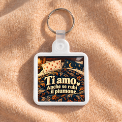 Ti amo. Anche se rubi il piumone. — Vista frontale su lino, cornice bianca.
