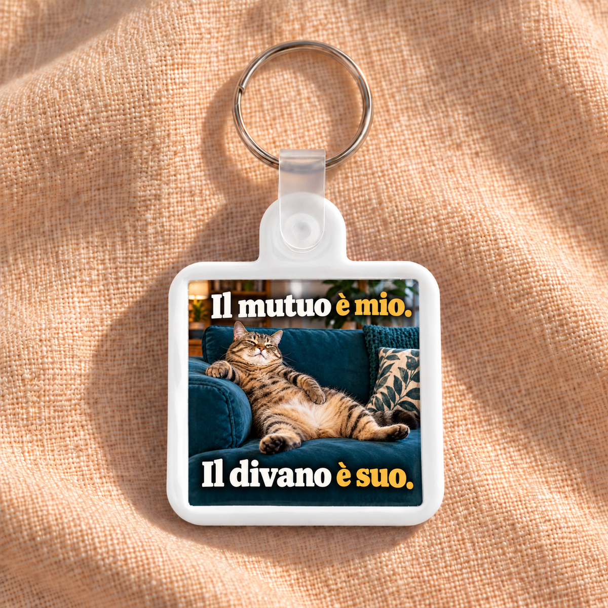 Il mutuo è mio. Il divano è suo. — frontale, portachiavi KhamaKey Moments con cornice bianca.