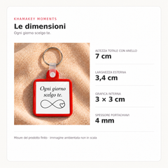 Dimensioni Ogni giorno scelgo te: 7 cm con anello, 3,4 cm larghezza, grafica 3 × 3 cm, spessore 4 mm.