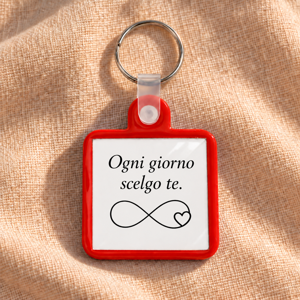 Vista frontale su lino del Moment Ogni giorno scelgo te, rosso.
