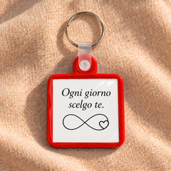 Vista frontale su lino del Moment Ogni giorno scelgo te, rosso.