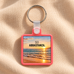 Sei abbastanza: vista frontale su lino, cornice rosa.